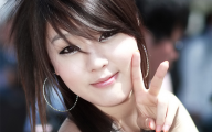Asian Pose #01 – Signe « V »