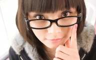 Asian Pose #04 – Ajuster ces Lunettes